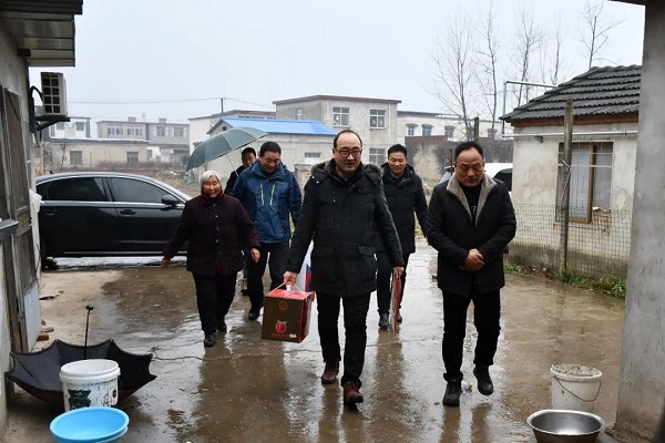 迎新春送慰問 歲寒情深暖人心